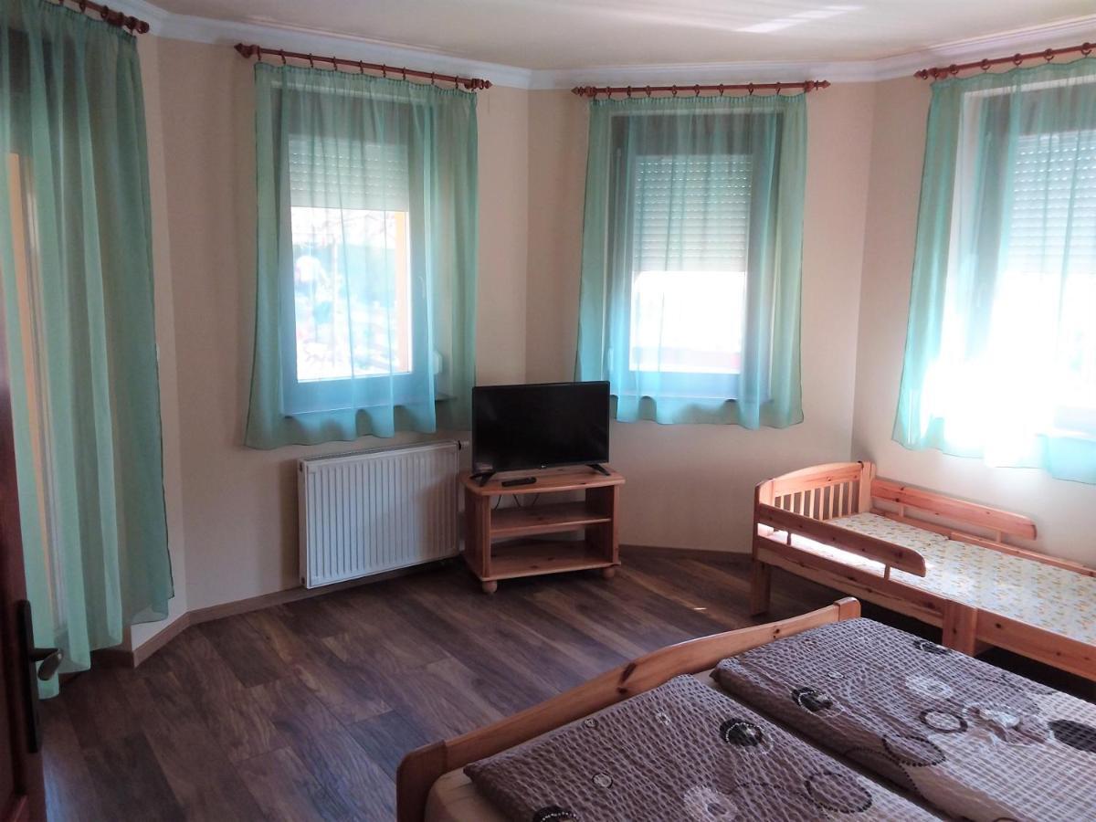 Nefelejcs Fagyizo Es Apartmanhaz Kistolmacs Εξωτερικό φωτογραφία